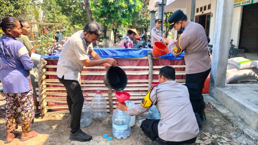 Polres Bojonegoro Salurkan 25 Ribu Liter Air Bersih ke Warga Terdampak Kemarau